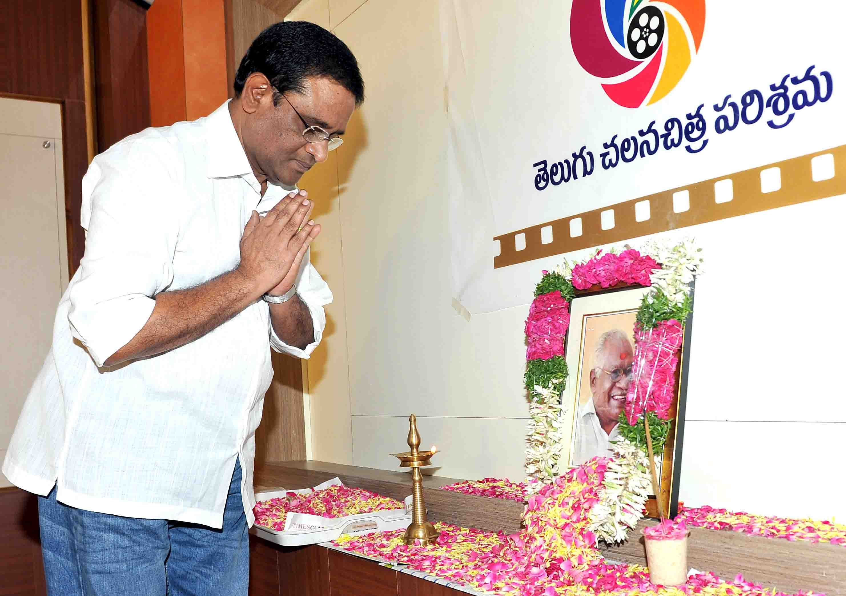 Chiranjeevi & Tollywood Condolences to Jaladi - Pictures | Picture 104367